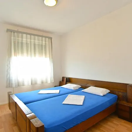 With Parking Space Stinjan, - 19643 Apartamento *