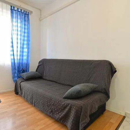 Apartman With Parking Space Stinjan, - 19643 *