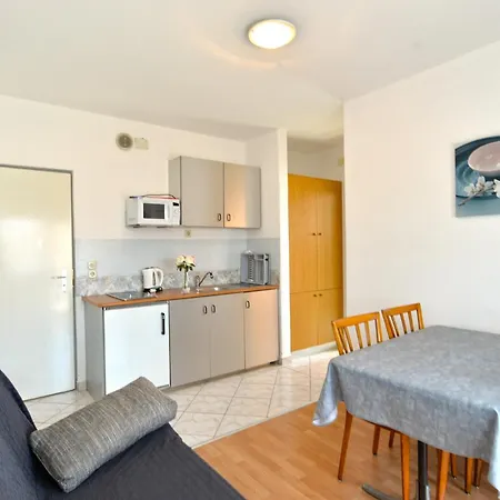 Apartman With Parking Space Stinjan, - 19643