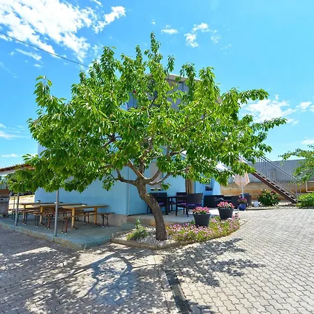 Apartman With Parking Space Stinjan, - 19643